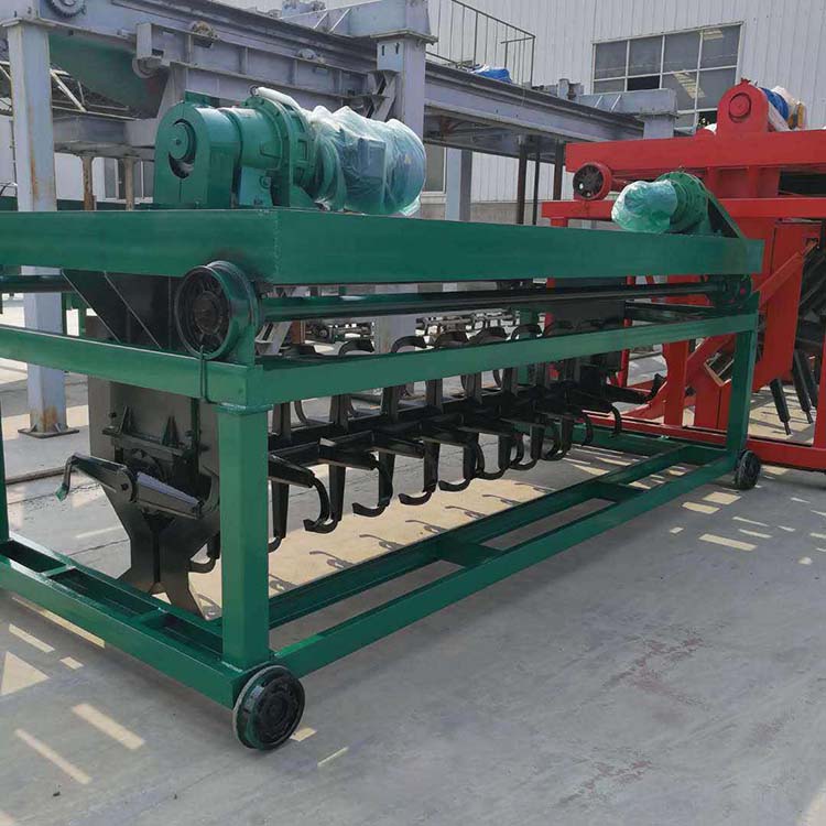 羊粪翻堆机实拍图